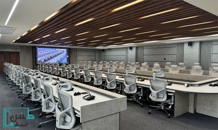 چیدمان استاندارد سالن کنفرانس با مانیتور توکار و تجهیزات صوتی