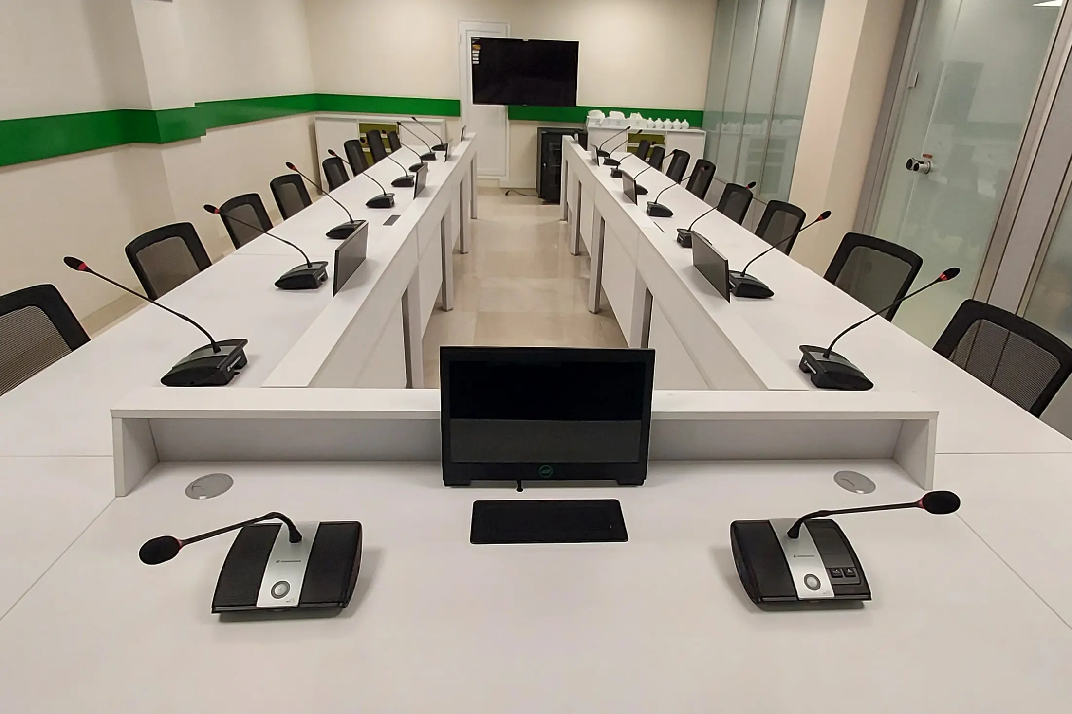 تجهیز سالن کنفرانس بیمه البرز توسط طنین سیما