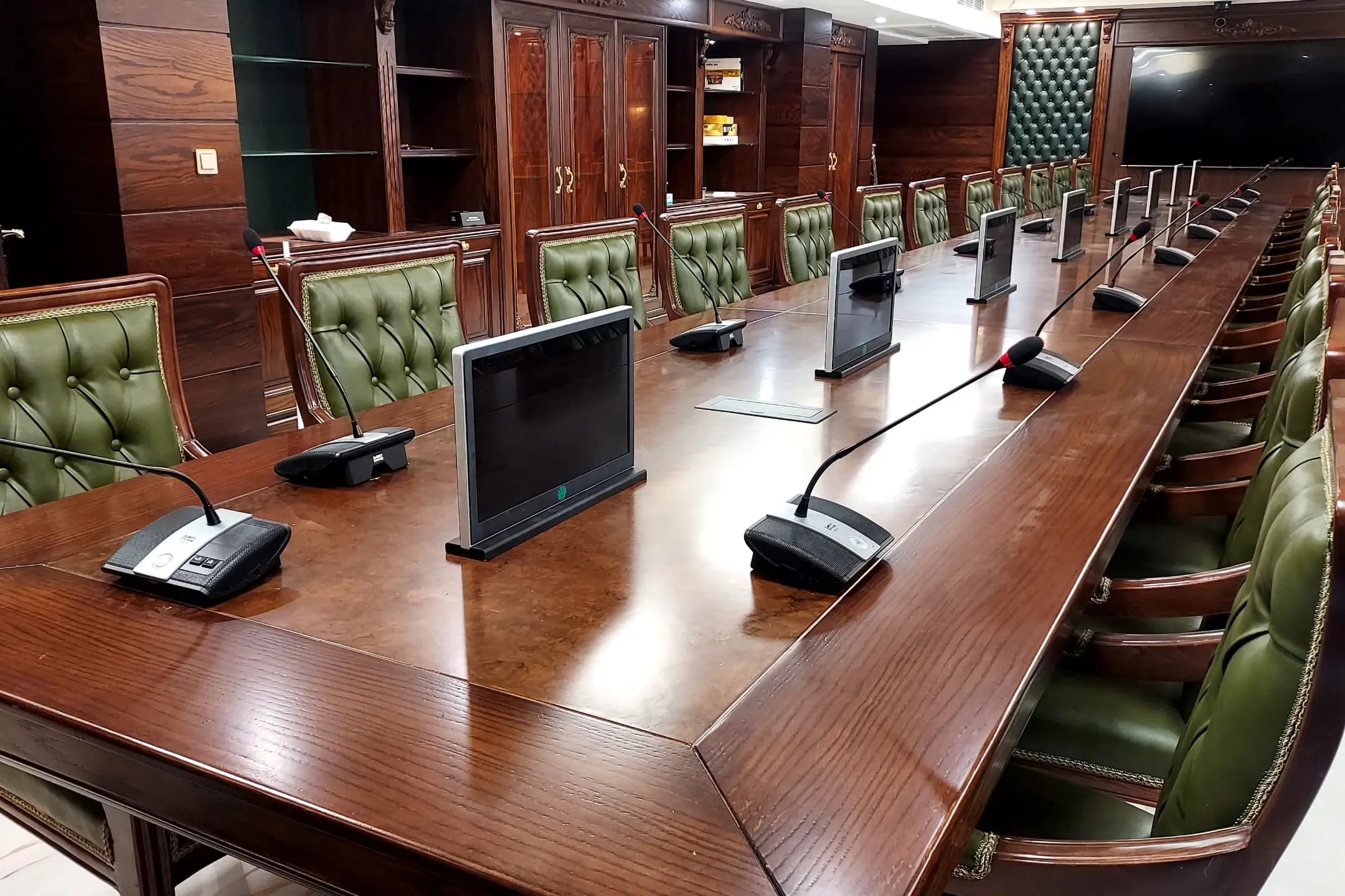 تجهیز سالن کنفرانس دادستانی ویژه روحانیت توسط طنین سیما