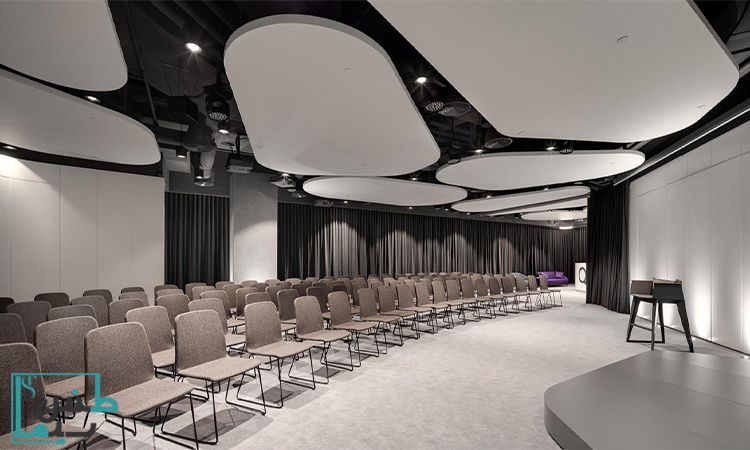 نکات مهم در نورپردازی و چیدمان صندلی‌ها در سالن همایش